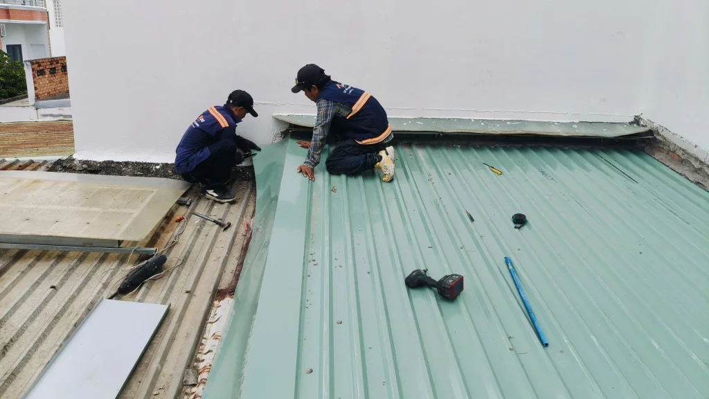 Thi công ốp diềm chống dột mái tôn
