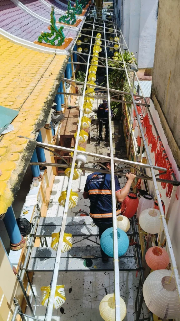 Công nhân MCONS sơn lại khung kèo mái polycarbonate