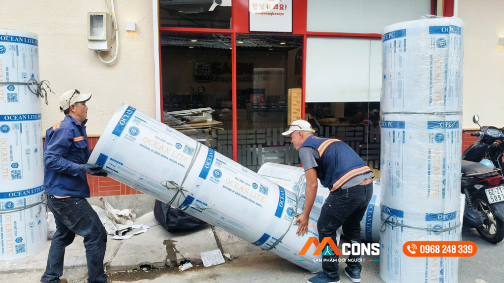 Tấm Polycarbonate đặc ruột MCONS sử dụng thi công mái lấy sáng