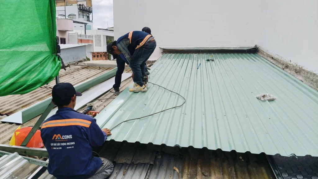 MCONS thay mái tôn nhà phố
