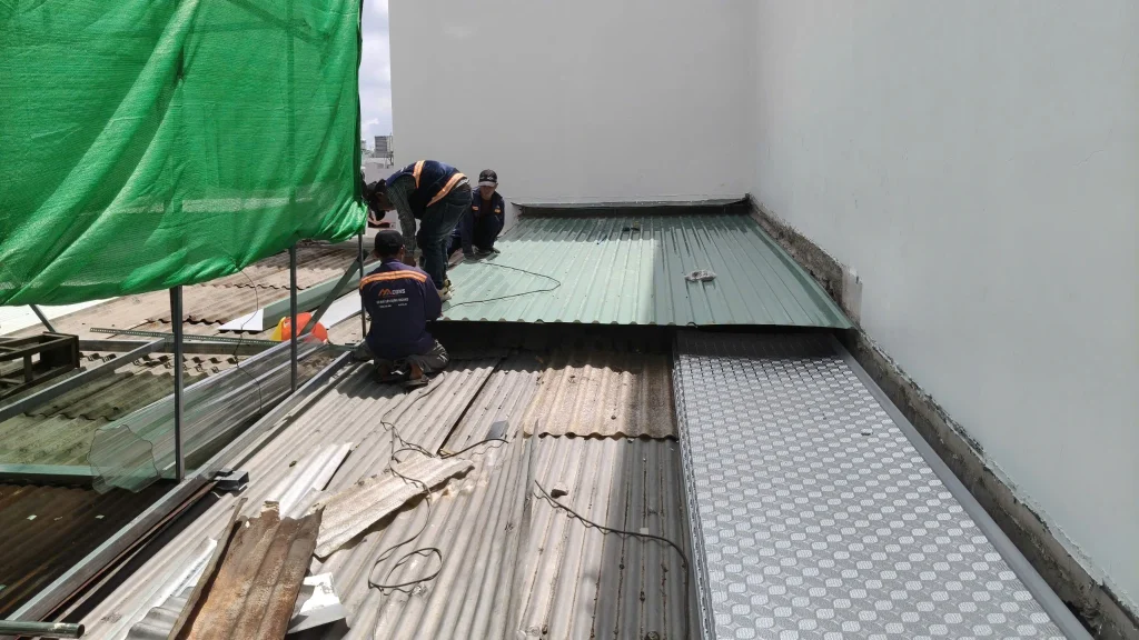 MCONS thi công thay mái tôn nhà phố