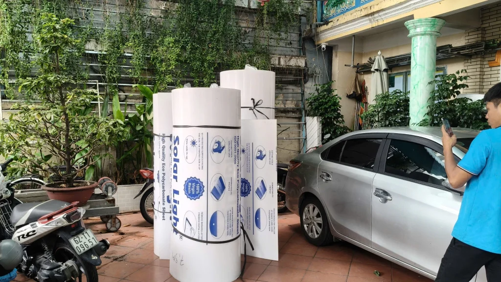 Tấm polycarbonate được vận chuyển đến công trình
