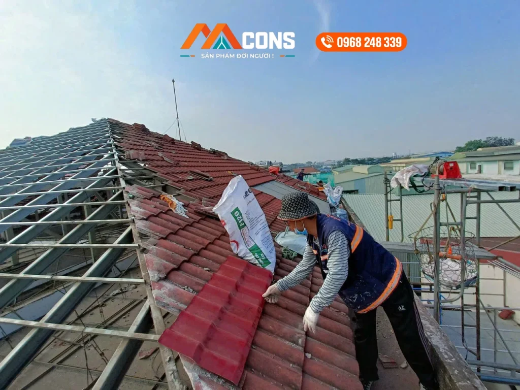 Sửa chữa mái ngói cũ và gia cố khung thép mái ngói tại công trình