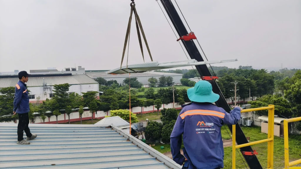 Cẩu nâng bó tấm lấy sáng composite lên mái nhà xưởng DAIYU STEEL