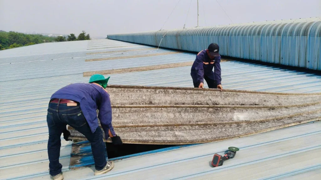 Thợ MCONS tháo dỡ tấm lấy sáng composite cũ trên mái tôn nhà xưởng