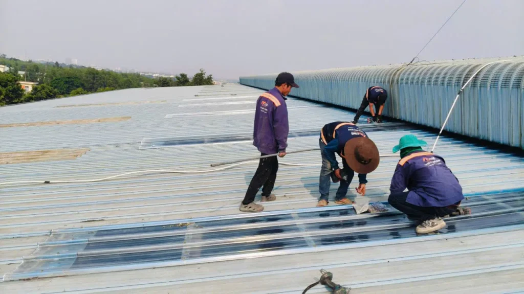 Đội MCONS lắp đặt tấm lấy sáng composite trong suốt trên mái tôn