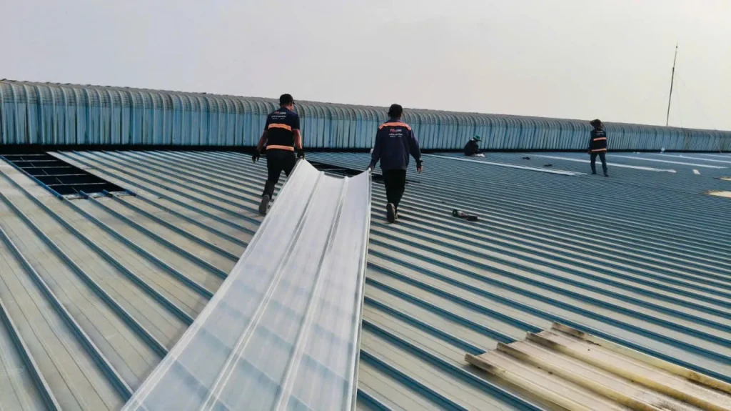 Tấm composite trong suốt mới được lắp xen kẽ mái tôn nhà xưởng