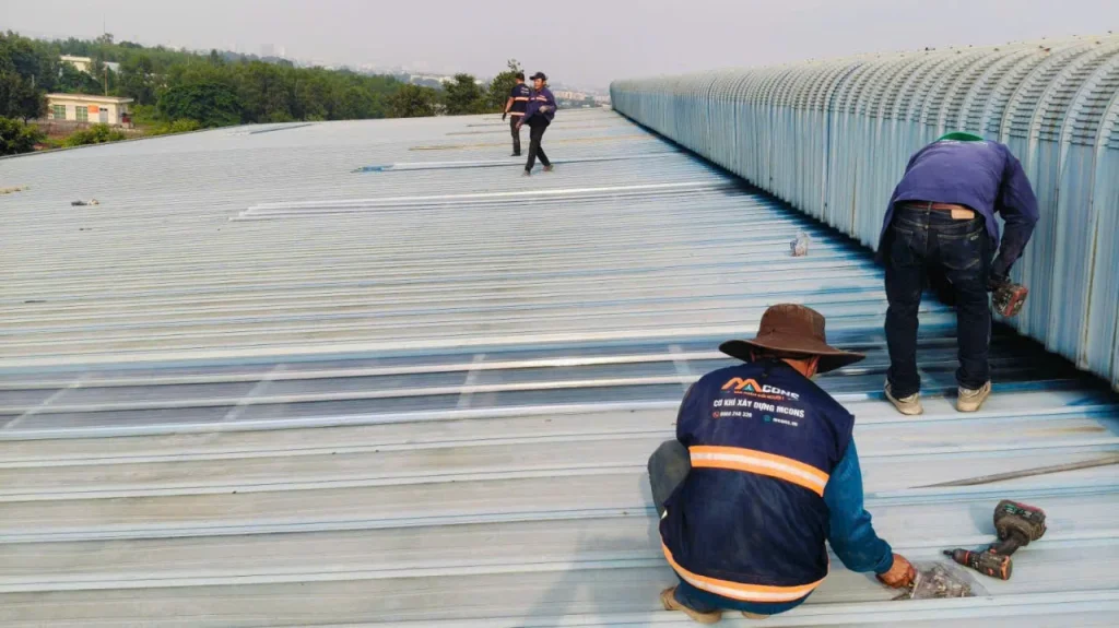 Đội thợ MCONS thi công hoàn thiện tôn lấy sáng composite trên mái nhà xưởng