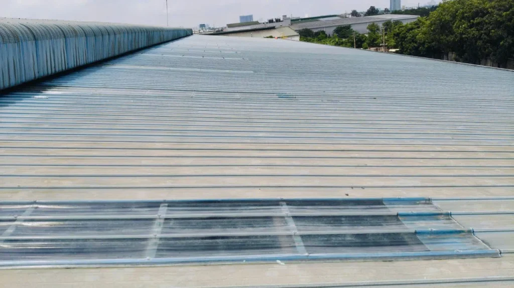 Dải tôn lấy sáng composite trong suốt sau khi thay thế trên mái nhà xưởng