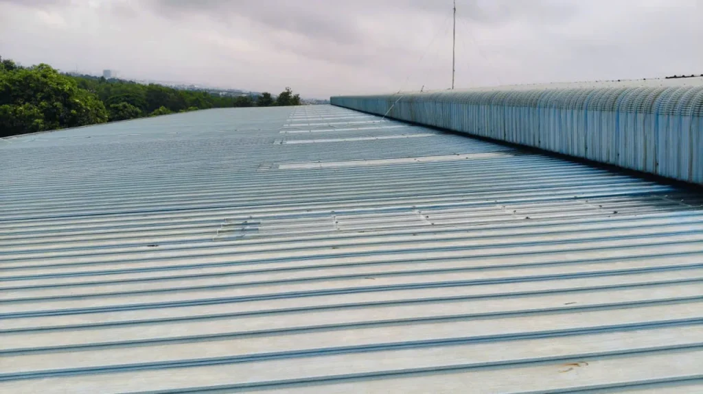 Nhiều tấm tôn composite lấy sáng mới được lắp đặt dọc mái nhà xưởng