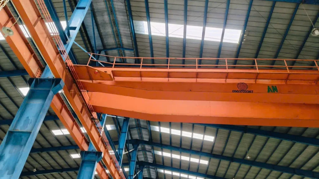 ảnh chụp bên trong nhà xưởng sau khi được thay tấm composite mới.
