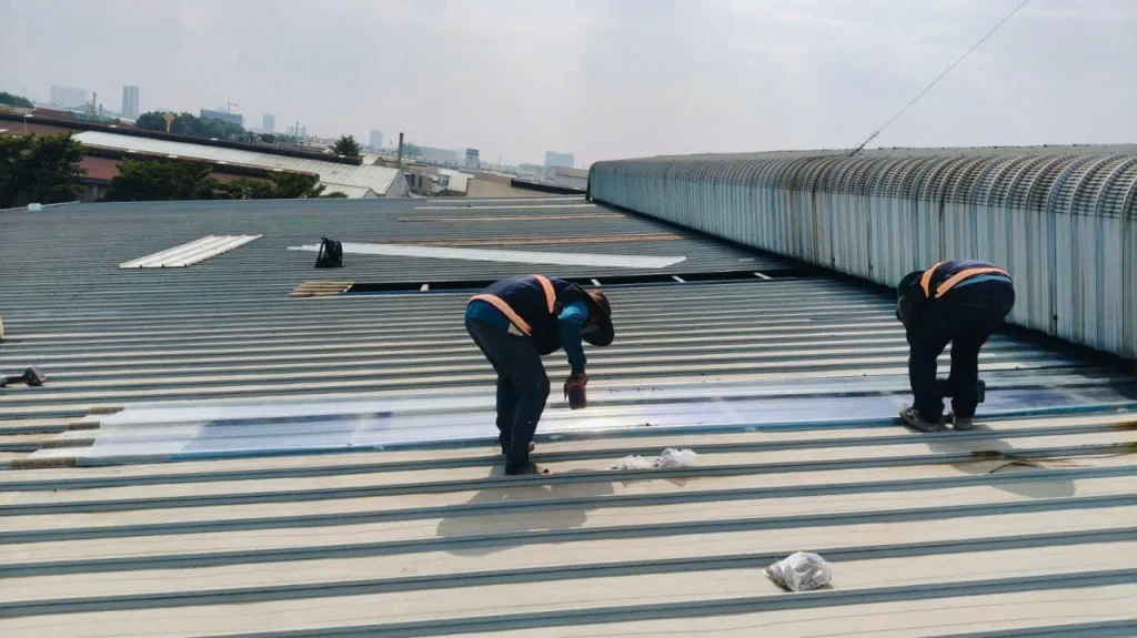 bắn vít cố định các tấm tôn sáng composite.
