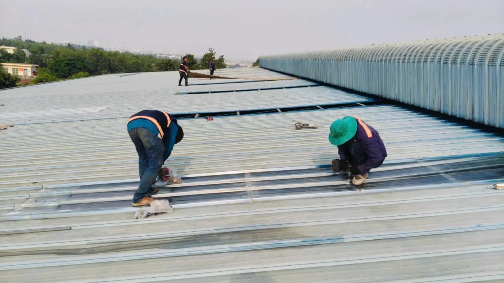 bắn vít cố định các tấm tôn sáng composite.