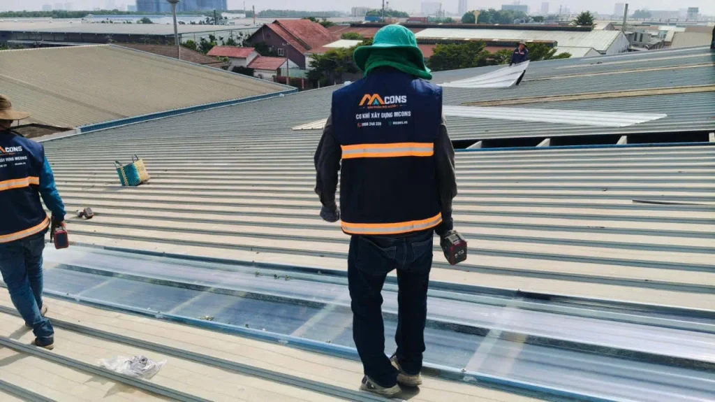 bắn vít hoàn thiện từng tấm tôn
