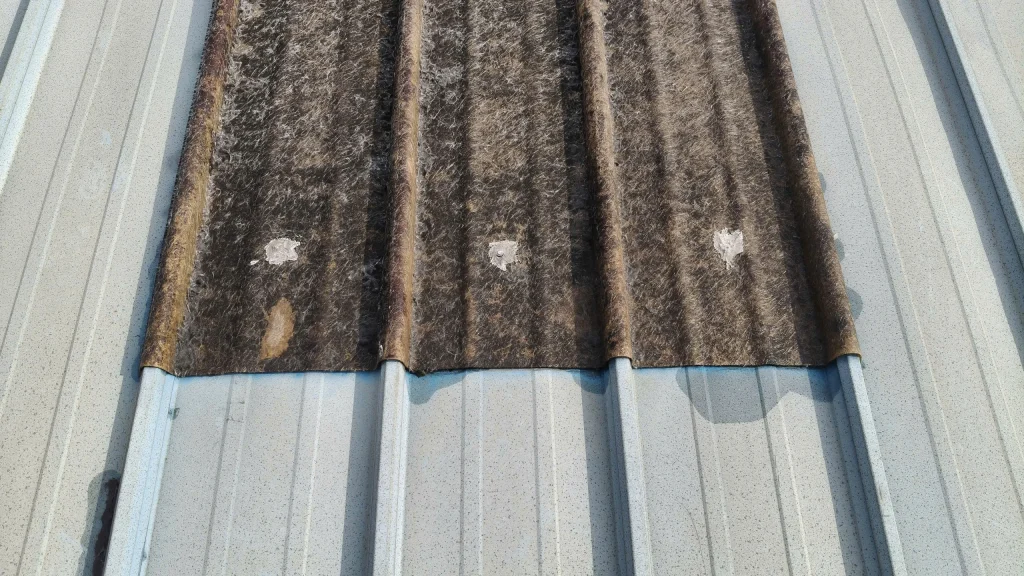 tôn sáng composite bị xuống cấp.