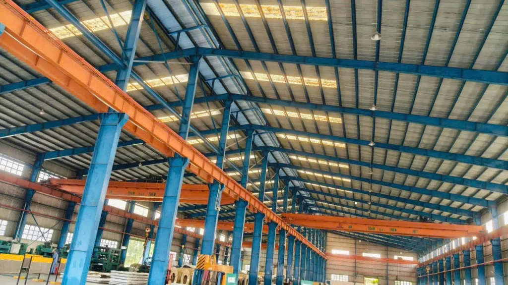 Tôn sáng composite củ nhà xưởng nhìn từ dưới lên.