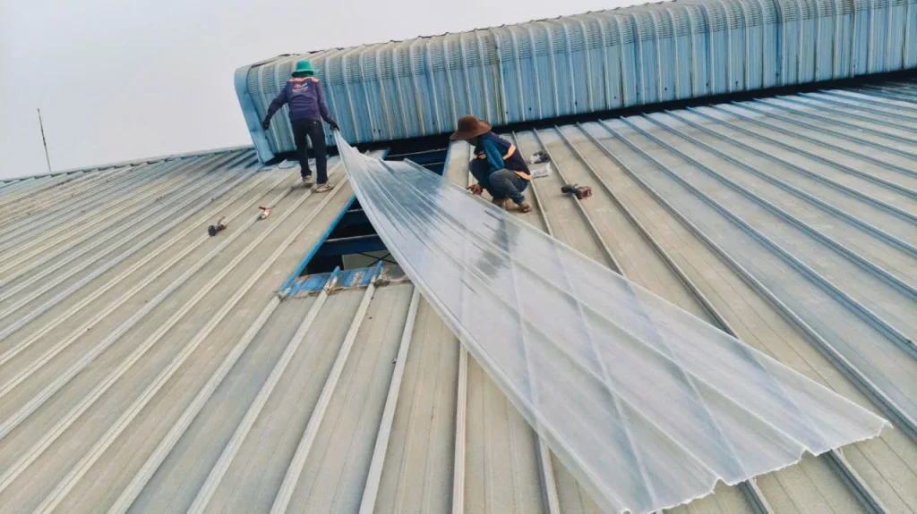 vận chuyển tấm composite mới vào vị trí lắp đặt.